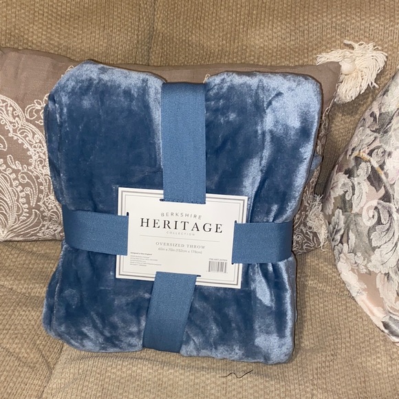 💙NWT Berkshire Heritage Collection Oversized Blanket/Throw - Picture 3 of 8